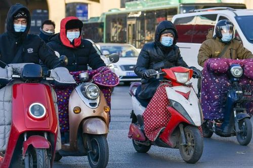 天冷電動車不耐用,一擰轉(zhuǎn)把就掉電,需要換電池嗎 專業(yè)人告訴你